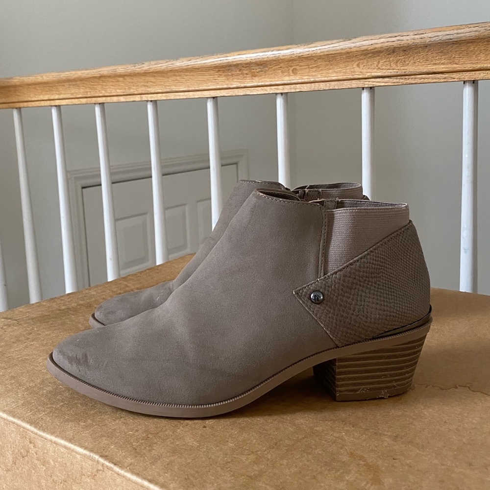A 7.5 Simply Vera Vera Wang ankle boots.
